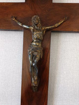 Cruz de madera con Jesús de bronce
