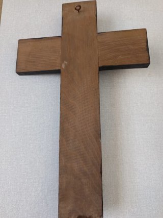 Cruz de madera con Jesús de bronce