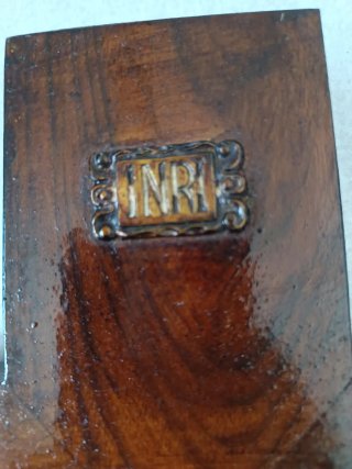 Cruz de madera con Jesús de bronce