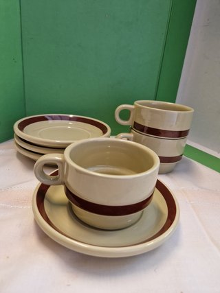 Juego de 4 tazas y platos de cerámica
