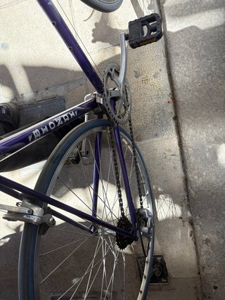 Bicicleta morada con cesta metálica