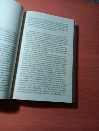"Yo, Dita Kraus "/ A Delayed Life: La Bibliotecar.