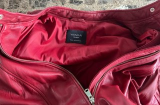 Cazadora motera roja mujer