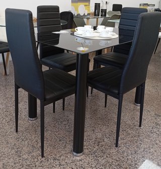 Mesa comedor· + 4 sillas·, Negras, Cómodas. Oferta