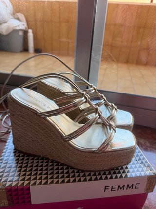 Cuñas doradas Bershka talla 37