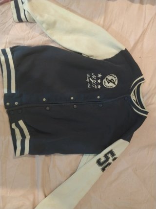 Chaqueta estilo universitario azul y blanco