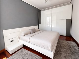Dormitorio moderno con armario blanco