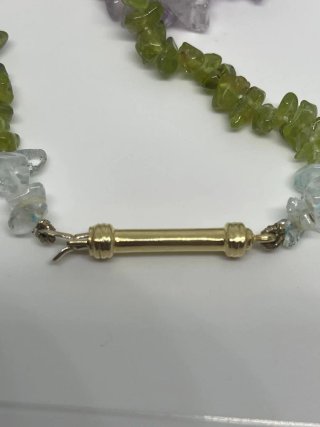 COLLAR DE PIEDRAS MULTICOLOR Y CIERRE ORO 18 QUILA