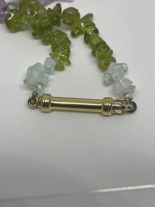 COLLAR DE PIEDRAS MULTICOLOR Y CIERRE ORO 18 QUILA