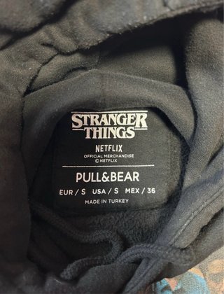 Sudadera Stranger Things Pull&Bear Negra