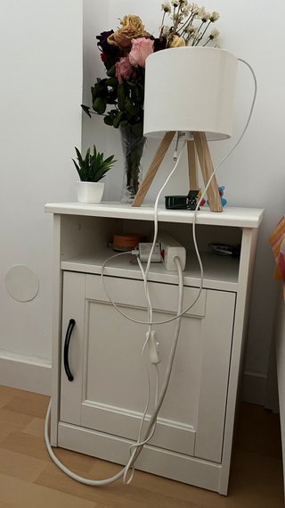 Mesita de noche y accesorios