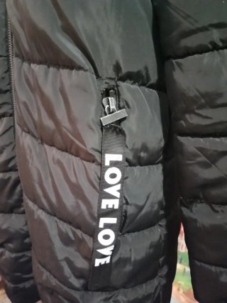 Chaquetón largo negro con capucha