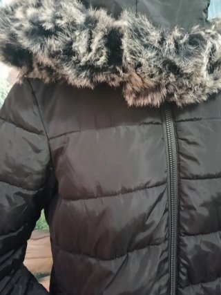 Chaquetón largo negro con capucha