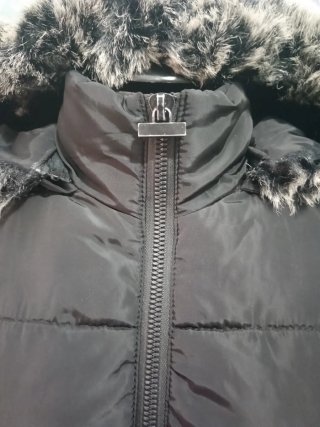 Chaquetón largo negro con capucha