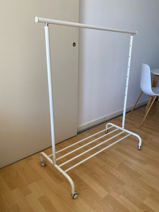 Perchero Ikea con ruedas, altura ajustable
