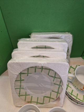 Tazas y platos de café con tulipanes