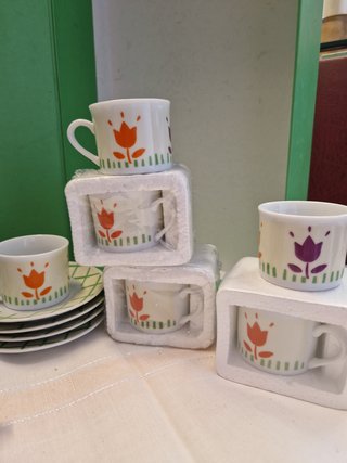 Tazas y platos de café con tulipanes
