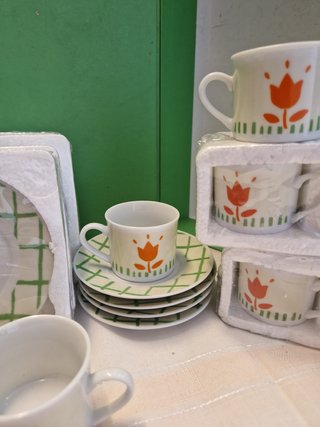 Tazas y platos de café con tulipanes