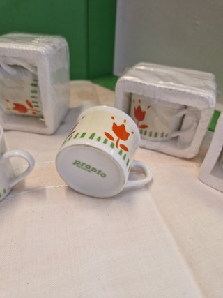 Tazas y platos de café con tulipanes