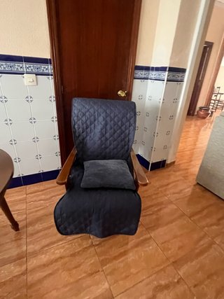 2 poltrone dondolo con braccioli in legno e tessuto