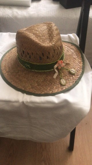 Sombrero de paja playero con adornos