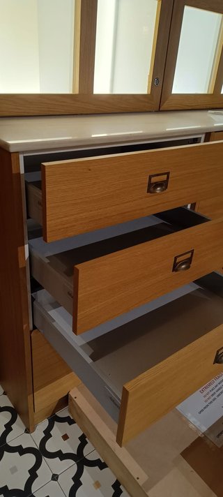 Mueble expositor madera y mármol
