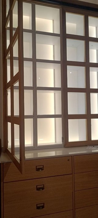 Mueble expositor madera y mármol