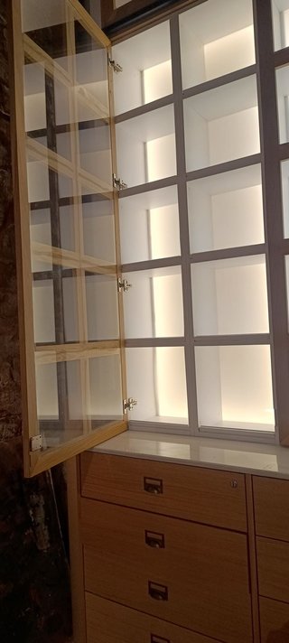 Mueble expositor madera y mármol