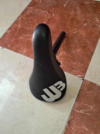 Sillín BMX negro y tija de regalo