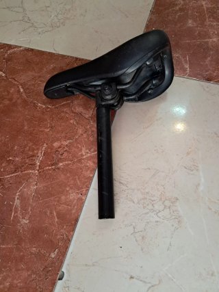 Sillín BMX negro y tija de regalo