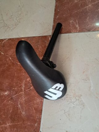 Sillín BMX negro y tija de regalo