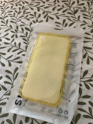 Funda iPhone XR SHEIN Amarilla