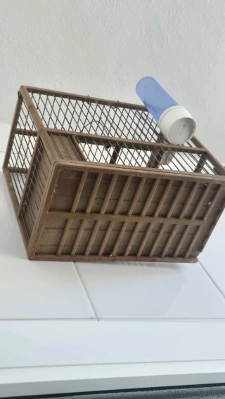 Jaula para pájaros de madera