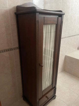 Mueble antiguo de baño madera y cristal