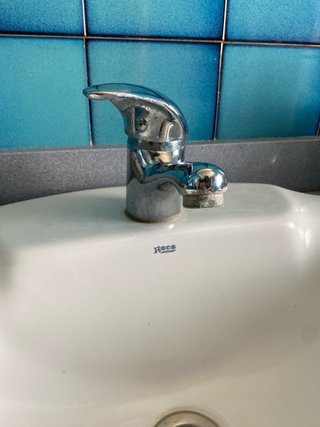 Mueble de baño blanco y azul + lavabo y grifo