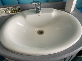 Mueble de baño blanco y azul + lavabo y grifo