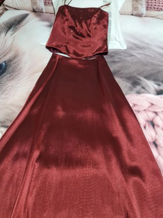 Vestido de fiesta rojo con pedrería