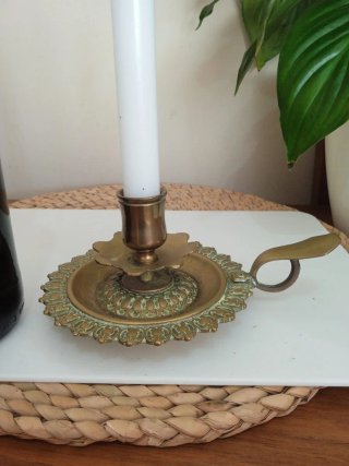 Antiguo candelabro porta velas o palmatoria