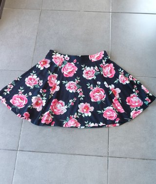 Falda floral negra y rosa