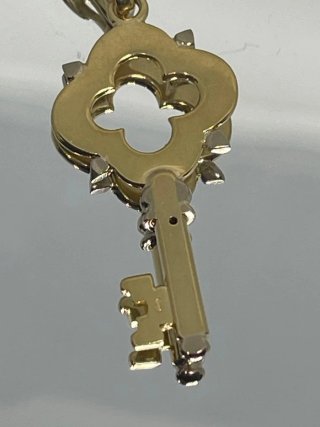 COLGANTE ORO 18 QUILATES, LLAVE