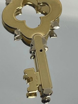COLGANTE ORO 18 QUILATES, LLAVE