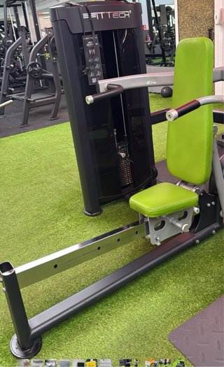 Máquina de gimnasio: pecho, plano y hombro