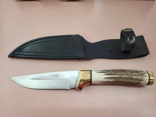 Cuchillo de caza con funda de cuero