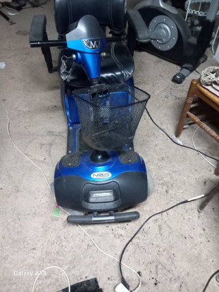 Silla de ruedas eléctrica azul