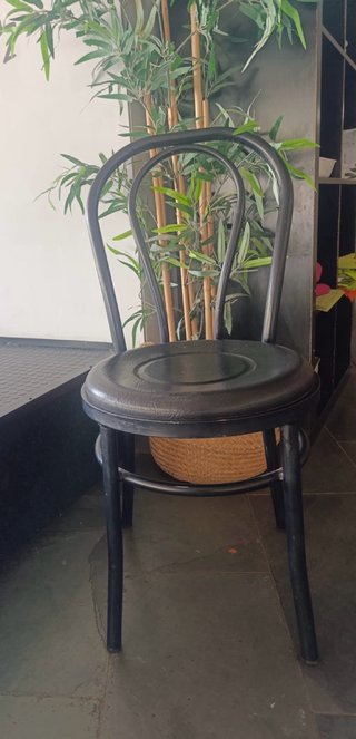 Sillas de metal negras estilo Thonet