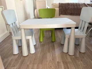Mesa y 3 sillas infantiles