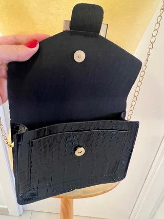 Bolso mini negro con cadena dorada