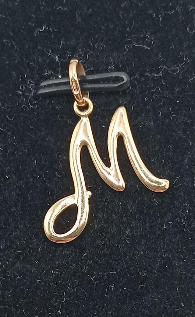 Colgante Letra “M” de oro 18k, 0,62gr, Ref. O-406.