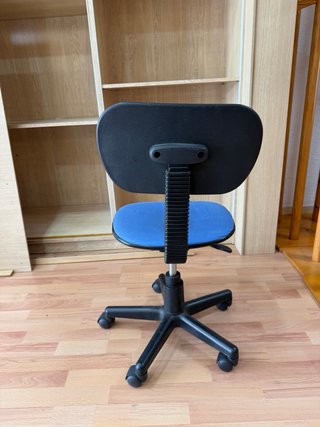 Sedia da scrivania blu e nera