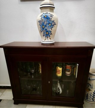 Muebles de salon color madera oscuro.